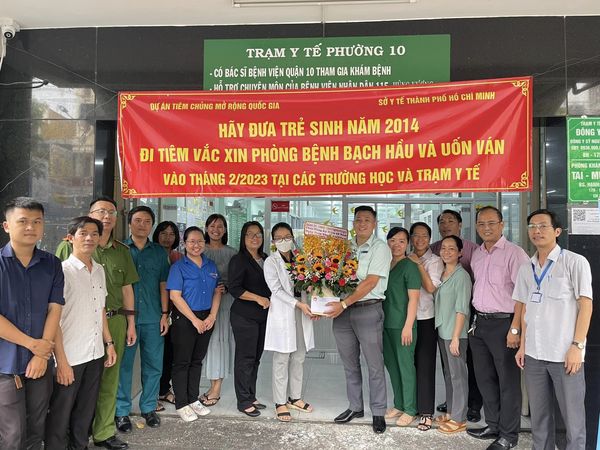 Image: Phường 10 đến thăm và chúc mừng các đơn vị Y tế nhân kỷ niệm 68 năm Ngày Thầy thuốc Việt Nam 27/02