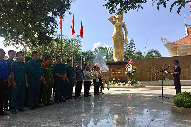 Image: Đảng ủy Phường 10 tổ chức sinh hoạt chuyên đề về nguồn tại Nhà tưởng niệm và tượng đài anh hùng Võ Thị Sáu