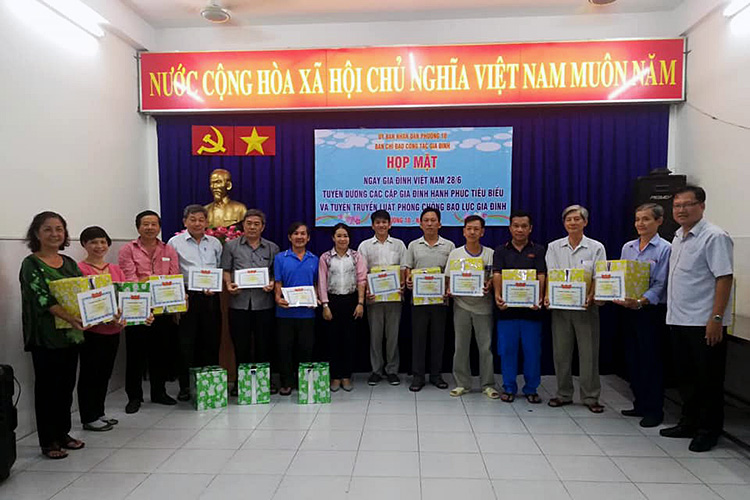 Image: Ban chỉ đạo công tác gia đình Phường 10 tổ chức họp mặt ngày Gia đình Việt Nam 28/6