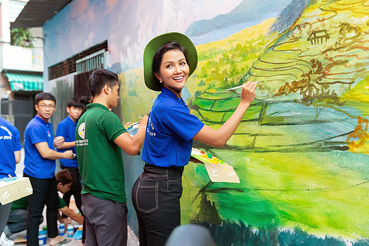 Image: Ban chỉ huy chiến dịch tình nguyện hè Phường 10 đã tổ chức ra quân sơn vẽ "mảng tường xanh 3D"